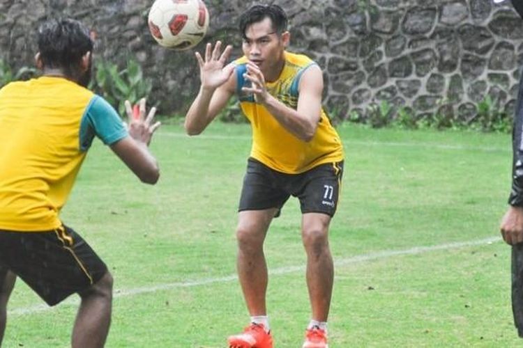 Juan Revi (77) dan Ferry Aman Saragih mendapatkan program latihan keseimbangan untuk penguatan pergelangan kakinya pada latihan Rabu (10/2/2016).