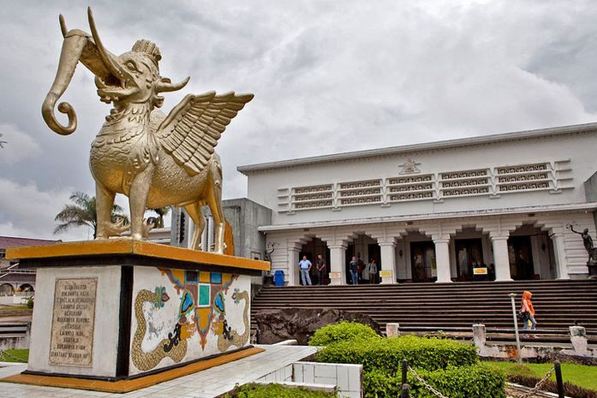 Patung Lembuswana di depan Museum Mulawarman, Tenggarong - Kutai Kartanegara, Kalimantan Timur.