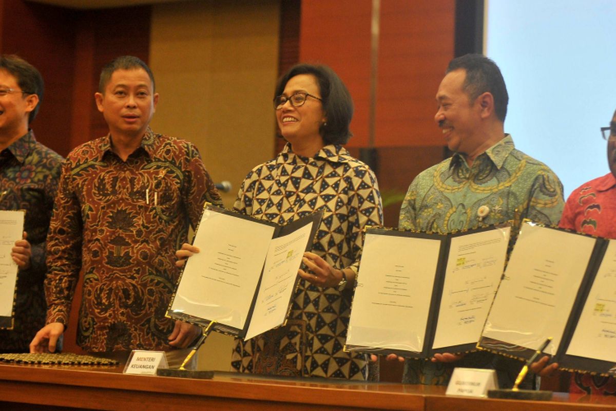 Menteri Keuangan Sri Mulyani Indrawati (tengah) didampingi Gubernur Papua Lukas Enembe, Deputi Bidang Usaha Pertambangan, Industri Strategis, dan Media Kementerian Badan Usaha Milik Negara (BUMN) Fajar Harry Sampurno, Menteri Energi dan Sumber Daya Mineral Ignasius Jonan dan  Direktur Utama PT Indonesia Asahan Alumunium (Inalum)  Budi Gunadi Sadikin (kanan ke kiri) saat penandatanganan antara Pemerintah Pusat, Pemprov Papua, Pemkab Mimika dan PT Inalum tentang Pengambilan Saham Divestasi PT Freeport Indonesia di Jakarta, Jumat (12/1). 

Kompas/Raditya Helabumi (RAD)
12-01-2018