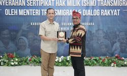 Kementrans Serahkan 402 SHM untuk Transmigran di Muna dan Muna Barat