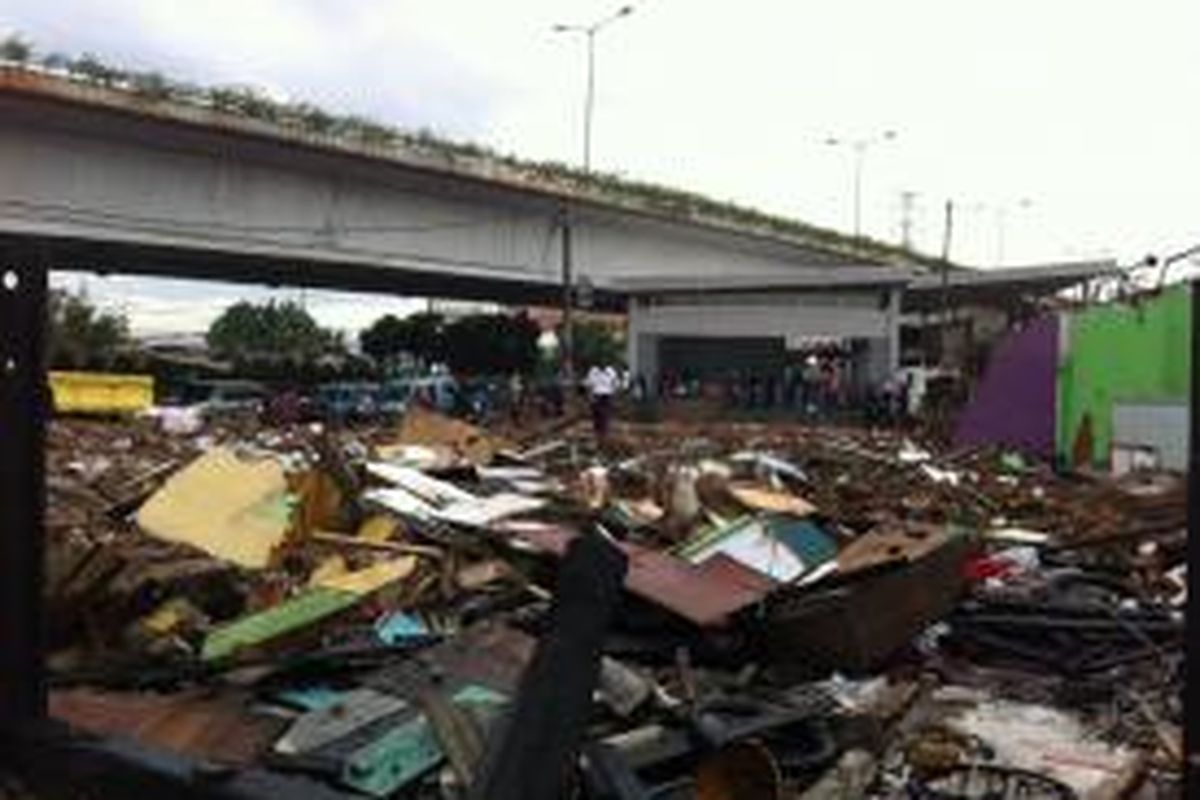 Penggusuran rumah samping Stasiun Tanah Abang, Jakarta Pusat, Sabtu (6/12/2014).