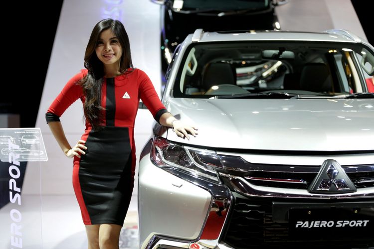 Sales promotion girl berpose di samping Mitsubishi Pajero Sport saat ajang Indonesia International Motor Show (IIMS) 2017 di JI Expo, Kemayoran, Jakarta, Jumat (28/4/2017). Pameran otomotif terbesar di Indonesia ini berlangsung hingga 7 Mei mendatang. KOMPAS IMAGES/KRISTIANTO PURNOMO