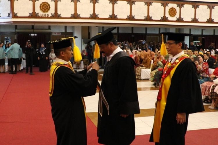 Panglima TNI Marsekal Hadi Tjahjanto menerima penganugerahan doktor honoris causa dari Rektor UNS Jamal Wiwoho di Auditorium UNS Solo, Jawa Tengah, Jumat (20/9/2019).