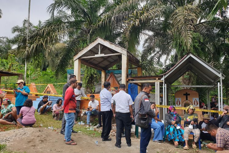 Polresta Deli Serdang melakukan proses ekshumasi makam siswa bernama Rindu Syahputra Sinaga (14) yang meninggal dunia usai dihukum squat jump 100 kali oleh gurunya di Desa Negara Beringin, Kabupaten Deli Sedang, Sumatera Utara (Sumut), Selasa (1/10/2024).