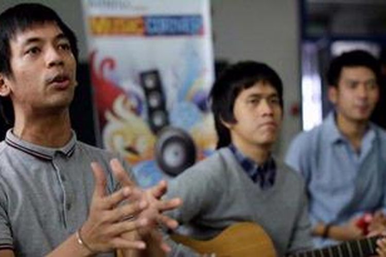 Band d'Masiv, dengan vokalis Rian Ekky Pradipta (kiri), menyajikan lagu-lagu di tengah kunjungan mereka ke Redaksi Kompas.com di Jakarta, Kamis (11/4/2013).