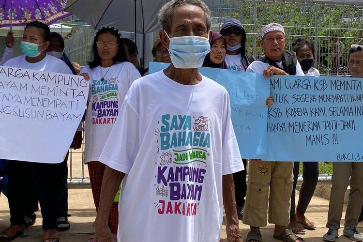 Warga menuntut agar bisa menempati Kampung Susun Bayam di Tanjung Priok, Jakarta Utara pada Senin (21/11/2022). Mereka meminta kejelasan untuk diberikannya kunci unit rusun. 