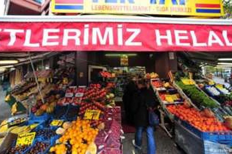 Toko-toko yang menjual makanan halal di Jerman biasanya dikelola warga keturunan Turki.