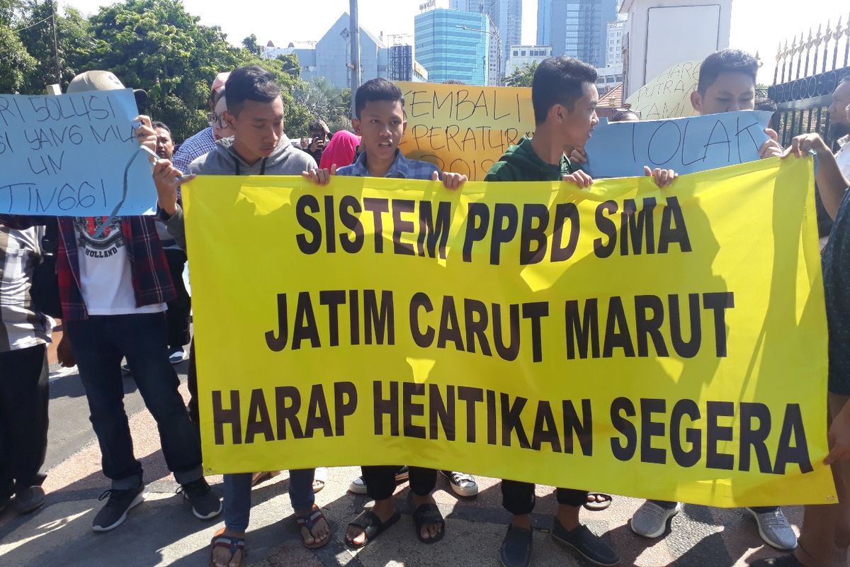Aksi wali murid dan calon peserta didik memprotes PPDB sistem zonasi di depan Gedung Negara Grahadi Surabaya, Rabu (19/6/2019)