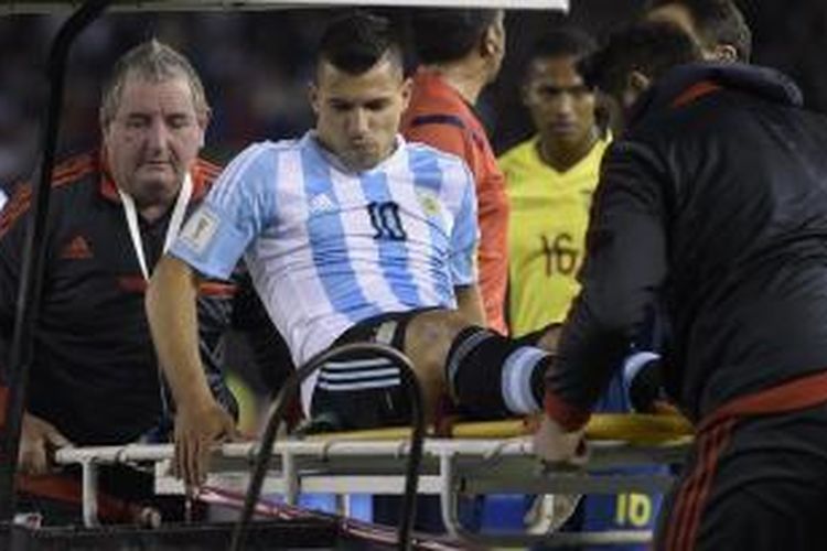 Sergio Aguero menderita cedera hamstring saat Argentina menghadapi Ekuador, Kamis (8/10/2015).