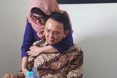 Ahok yang Berwajah Sedih Dipeluk Kakak Angkatnya Seusai Sidang