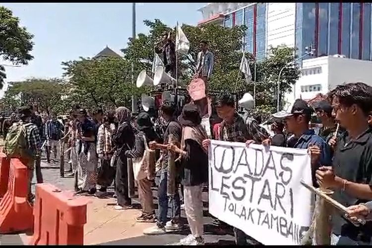 Dok warga Wadas: Sejumlah warga penolak tambang batuan andesit di Desa Wadas Kecamatan Bener Kabupaten Purworejo Jawa Tengah menggeruduk kantor Gubernur Jawa Tengah di Semarang. 