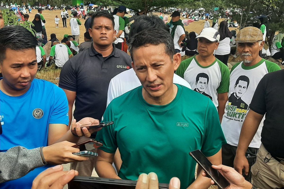 Ketua Dewan Pakar Tim Pemenangan Nasional (TPN) Ganjar Pranowo - Mahfud MD, Sandiaga Salahuddin Uno saat menemui wartawan usai kegiatan senam masal dan gelar bazar UMKM yang digelar DPW PPP DIY di Lapangan Sumbersari, Kapanewon Moyudan, Kabupaten Sleman, Minggu (12/11/2023).