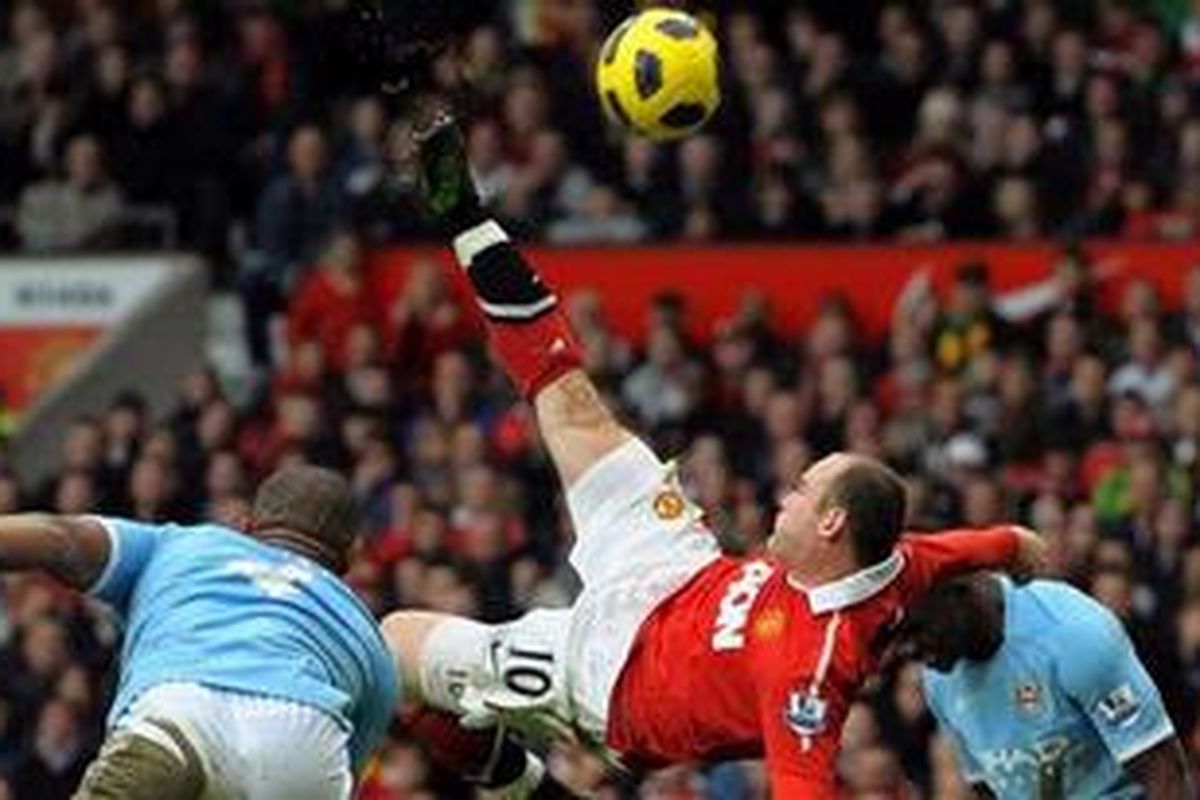 Di tengah kawalan pemain Manchester City, penyerang Wayne Rooney menyambut umpan silang Nani dengan overhead kick, yang berujung gol, yang membawa Manchester United menang 2-1, dalam lanjutan Premier League, Sabtu (12/2/2011).