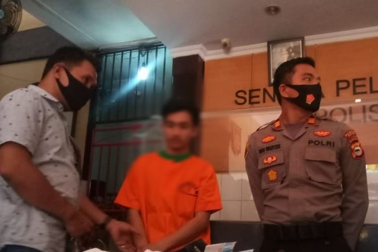 He alias Anto (tengah) usai menyerahkan diri di sel Polsek Mamajang usai membobol brankas senilai Rp 30 juta di Jalan Lanto Dg Pasewang, Kecamatan Mamajang, Makassar, Selasa (25/8/2020).