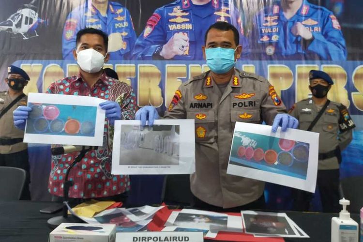 Polisi menunjukkan foto barang bukti ribuan benih lobster yang diperjual belikan, Jumat (22/1/2021).