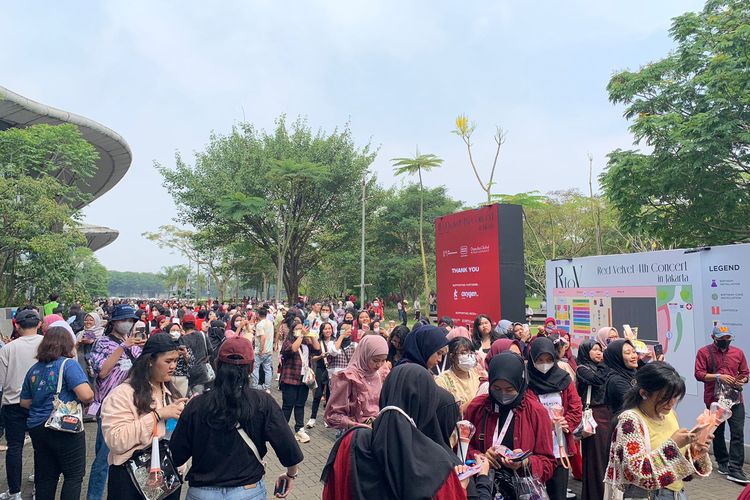 Indonesia Convention Center (ICE) BSD, Tangerang, diramaikan oleh para fans Red Velvet, ReVeluv atau Luvies, yang hendak menonton konser idola favorit mereka Red Velvet 4th Concert: R to V in JAKARTA, Sabtu (20/5/2023).