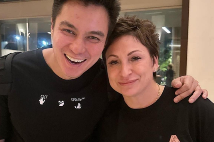 Artis Baim Wong foto bersama Samantha Tzolovolos selaku CEO TEM Presents atau salah satu promotor konser Coldplay. FOto itu diunggah Baim Wong pada Rabu (10/5/2023).
