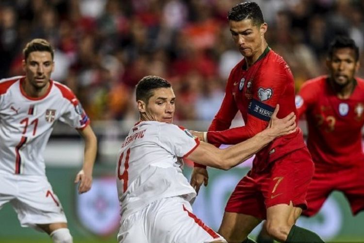 Cristiano Ronaldo dikawal ketat Nikola Milenkovic pada pertandingan Portugal vs Serbia di Estadio da Luz dalam babak kualifikasi Piala Eropa 2020, 25 Maret 2019. 