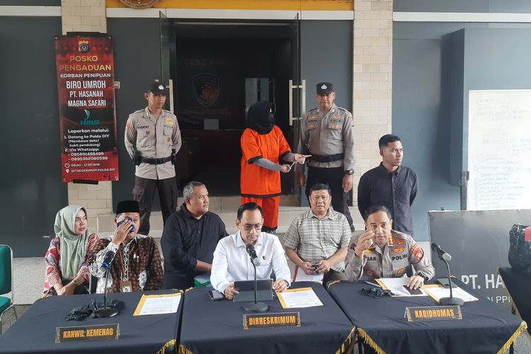 KASUS PENIPUAN: Tersangka penipuan umrah dengan inisal ID saat dihadirkan dalam jumpa pers di Polda DIY, Kamis (23/1/2025).