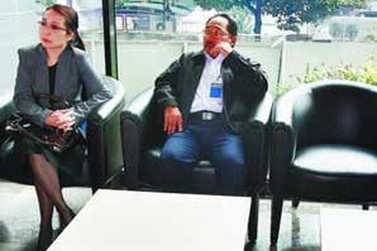 Mantan Kepala Biro Gubernur Bank Indonesia (BI) Rusli Simanjuntak didampingi pengacara, YB Purwaning M Yanuar, Kamis (14/2), di Kantor Komisi Pemberantasan Korupsi untuk menjalani pemeriksaan sebagai tersangka dalam kasus aliran dana BI kepada sejumlah anggota DPR.