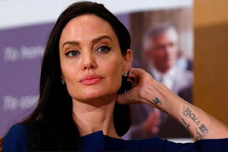 Makna tato di jari tengah Angelina Jolie