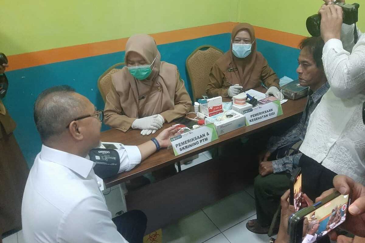 Menko Pangan Zulkifli Hasan memeriksa tekanan darah di Puskesmas Taman Sidoarjo, Senin (10/2/2025).
