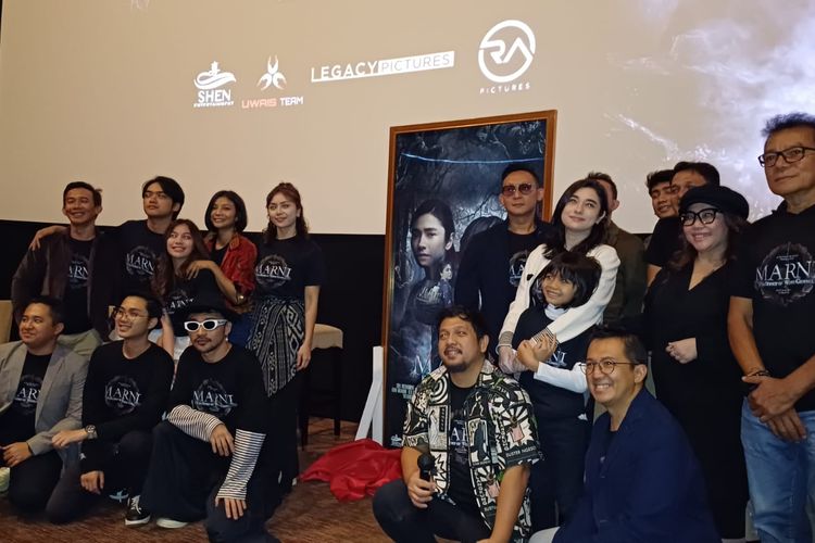 Deretan pemain film MARNI The Story of Wewe Gombel dalam peluncuran poster di XXI Plaza Indonesia, daerah Thamrin, Jakarta, Kamis (28/3/2024). 