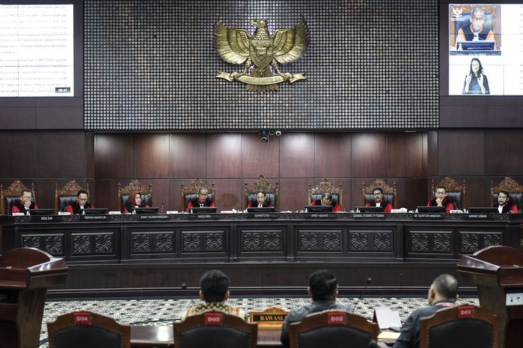 Ketua Hakim Konstitusi Suhartoyo (tengah) bersama delapan Hakim Konstitusi memimpin sidang putusan Perselisihan Hasil Pemilihan Umum (PHPU) Pileg 2024 di Gedung Mahkamah Konstitusi (MK), Jakarta, Kamis (6/6/2024). Mahkamah Konstitusi menggelar sidang pembacaan putusan untuk 37 perkara Perselisihan Hasil Pemilihan Umum (PHPU) Pemilihan Legislatif atau sengketa Pileg 2024