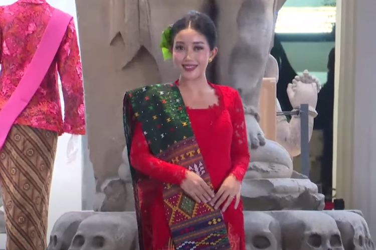 Kebaya Batak Toba, ulos, dan sanggul timpus khas Tapanuli Utara, yang ditampilkan dalam peragaan busana di acara Kebaya Bercerita di Taman Arca, Museum Nasional Indonesia, Rabu (13/8/2025).