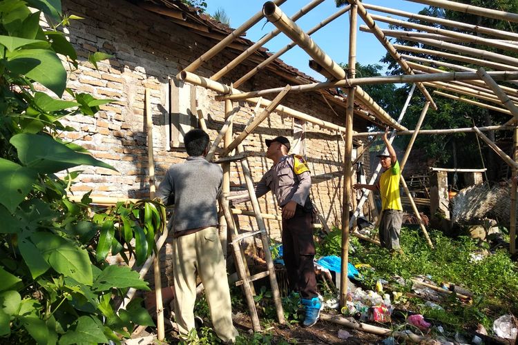 Muspika Kecamatan Ledokombo mulai merapikan rumah yang roboh terkena angin kencang