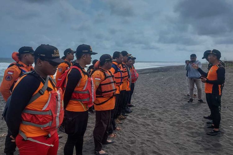 Pencarian orang hilang di pantai Desa Kaibon, Kecamatan Ambal, Kabupaten Kebumen, Jawa Tengah, Rabu (21/9/2022).