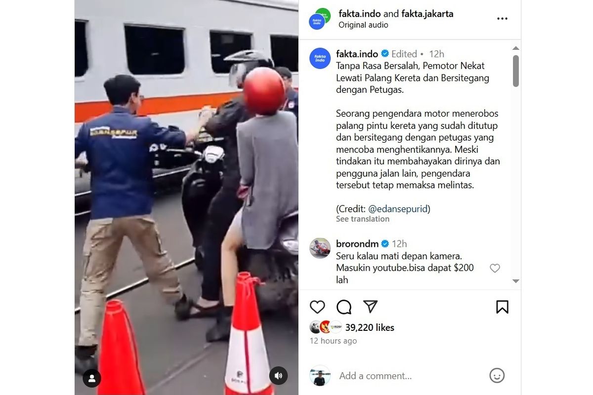 Seorang pemotor nekat menerobos palang pintu pelintasan kereta api.