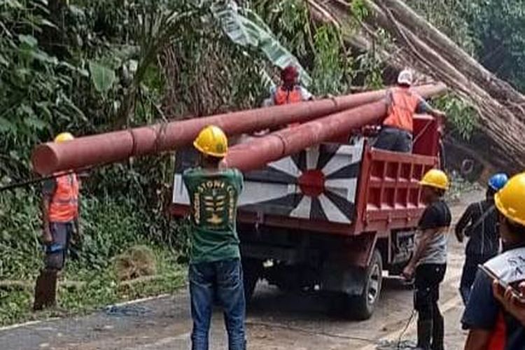 Petugas PLN Masohi memperbaiki jaringan listrik yang rusak akibat tertimpa longsor dan pohon tumbang di Kecamatan Elpaputih, Seram Bagian Barat, Maluku, Selasa (19/7/2022)