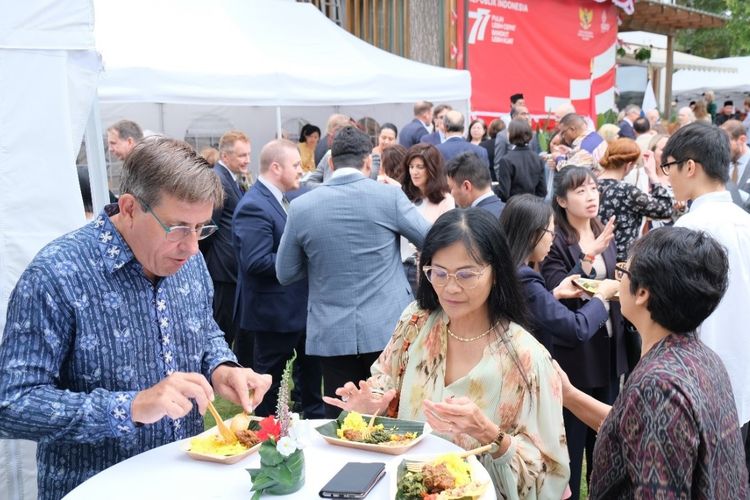 Para undangan sahabat Indonesia menikmati nasi kuning, rendang, dan gulai daun kale pada Resepsi Diplomatik RI di Wisma Duta Besar, Helsinki, Finlandia (25/08/2022).