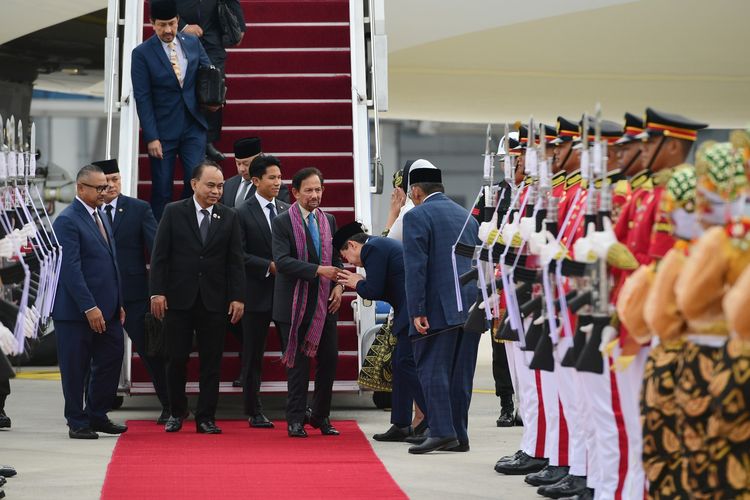 Sultan Brunei Darussalam Hassanal Bolkiah tiba di Bandara Soekarno-Hatta, Tangerang, Senin (4/9/2023), untuk mengikuti Konferensi Tingkat Tinggi (KTT) ke-43 ASEAN pada pekan ini.