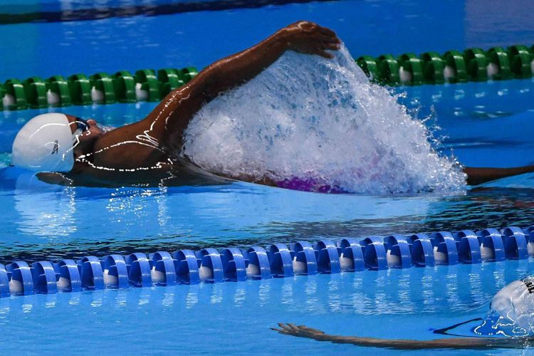 Perenang Indonesia, I Gede Siman Sudartawa memacu kecepatannya pada final 100 meter Gaya Punggung Putra Asian Games ke-18 di Aquatic Center, Gelora Bung Karno, Jakarta Pusat, Minggu (19/8/2018). Siman gagal meraih medali.