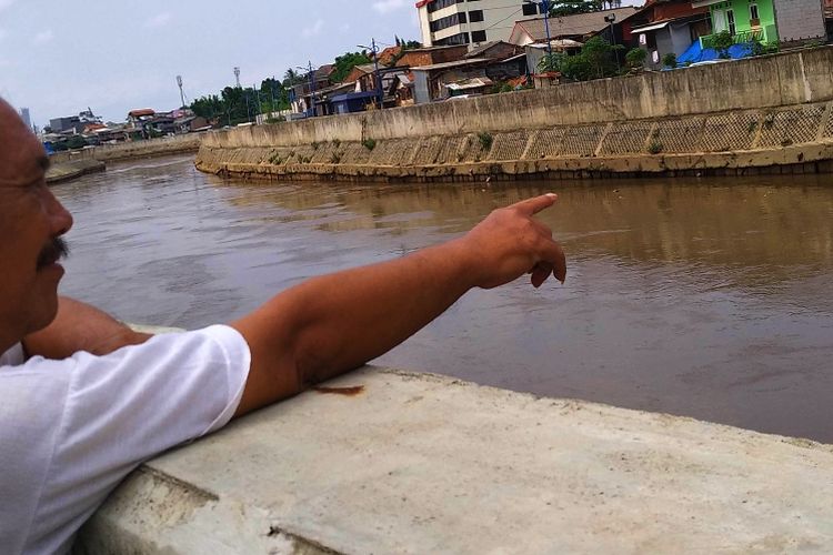 Warga bukit duri menunjukan tingkat ketinggian air saat volume naik