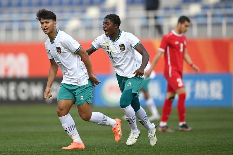 Pemain Timnas U-20 Indonesia Hokky Caraka (kiri) melakukan selebrasi seusai berhasil mencetak gol ke gawang Timnas U-20 Suriah dalam kualifikasi Grup A Piala Asia U-20 di Stadion Lokomotiv, Tashkent, Uzbekistan, Sabtu (4/3/2023). Besok, Selasa (7/3/2023), Indonesia akan menghadapi tuan rumah Piala Asia U20 2023 Uzbekistan pada matchday terakhir Grup A. ANTARA FOTO/Sigid Kurniawan/nz.