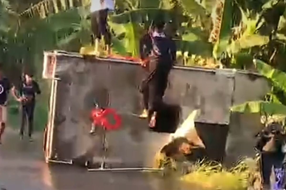 Armada pemadam kebakaran di Kabupaten Bone, Sulawesi Selatan terbalik saat menuju lokasi kebakaran dan mengakibatkan 4 petugas terluka. Jumat, (3/10/2025).