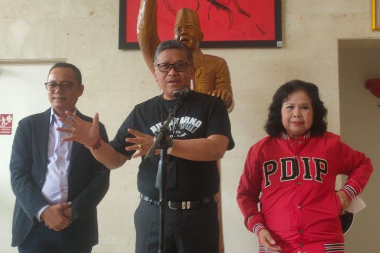 Sekretaris Jenderal PDI-P Hasto Kristiyanto (tengah) didampingi oleh politisi PDI-P Deddy Sitorus (kiri) dan Ketua DPP PDI-P Wiryanti Sukamdani (kanan) saat memberikan keterangan pers di Kantor DPP PDI-P, Jalan Diponegoro, Jakarta, Senin (22/5/2023).