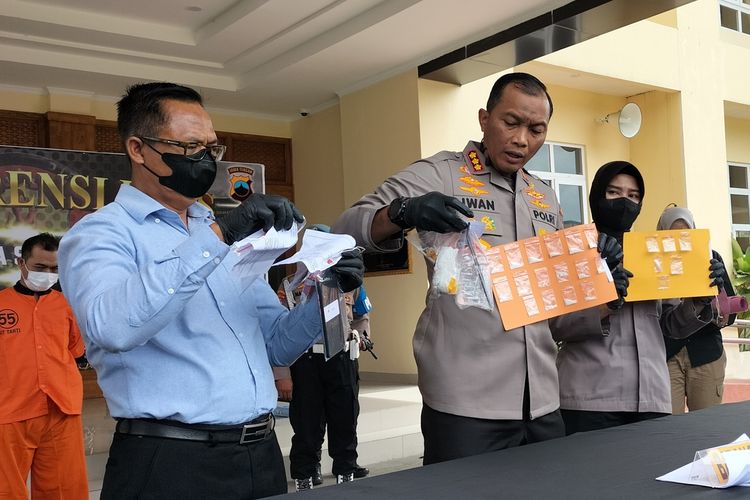 Kepala Polresta (Kapolresta) Solo, Komisaris Besar Polisi (Kombes Pol) Iwan Saktiadi, memegang barangbukti hasil penangkapan Satnarkoba Polresta Solo dengan tersangka seorang pengguna sekaligus peredaran berinisial CM di kamar hotel kawasan Banjarsari, Kota Solo, Jawa Tengah, Selasa (1/11/2022)