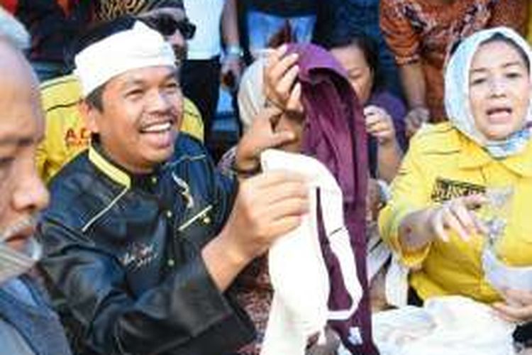 Dedi Mulyadi bagikan pakaian dalam yang dibutuhkan selama ini bagi pengungsi wanita korban banjir Garut, Kamis (22/9/2016).