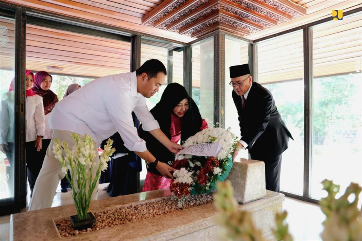 Peletakan karangan bunga di atas makam Bung Hatta, oleh Sekjen Kementerian PUPR Anita Firmanti, Dirjen Penyediaan Perumahan Khalawi A Hamid dan cucu Bung Hatta, Mohammad Athar di TPU Tanah Kusir, Jakarta, Kamis (15/8/2019).