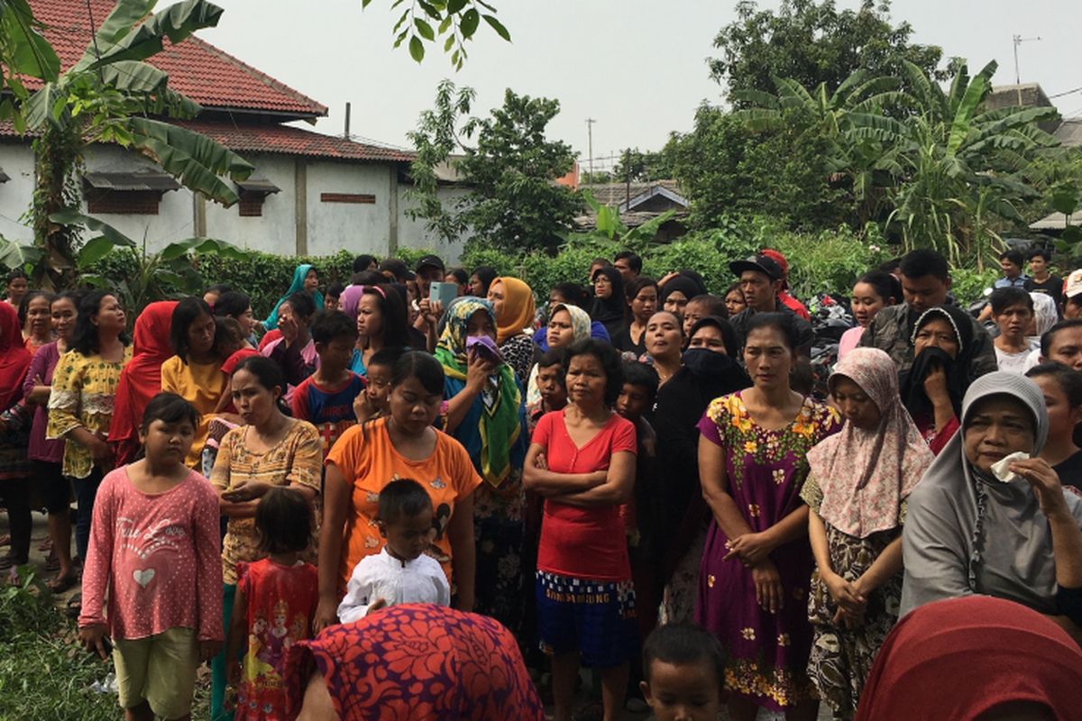 Situasi di Pemakaman MA saat dilakukan otopsi di TPU Kedondong, Kampung Harapan Baru, Desa Cikarang Kota, Kecamatan Cikarang Utara, Kabupaten Bekasi, Rabu (9/8/2017). 