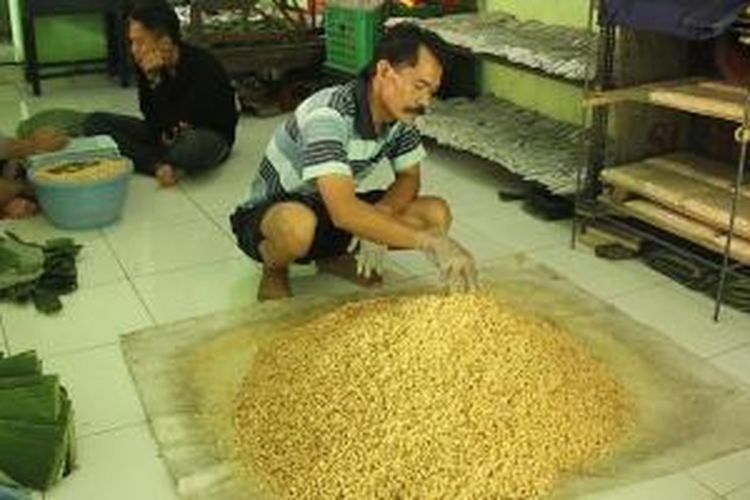 Perajin tempe di Banyumas, Jawa Tengah.