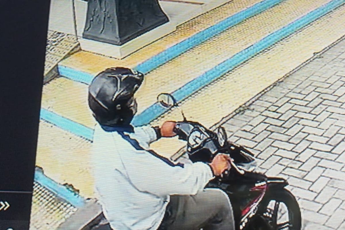 Pelaku pencurian sepeda motor di Bantul terekam CCTV saat akan mencuri.