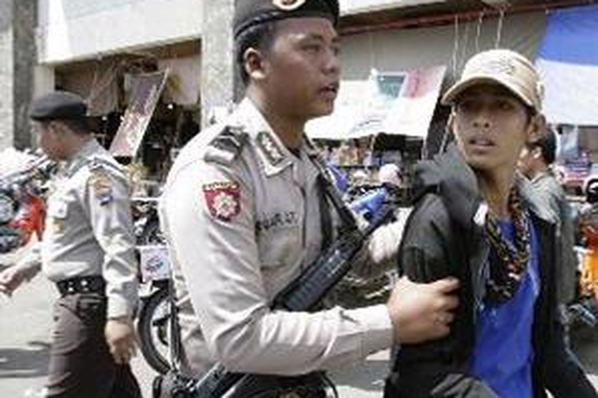 Petugas gabungan Kepolisian Polda Kalsel dan Dishub Kota Banjarmasin, melakukan penertiban para preman parkir yang berada di Kota Banjarmasin, Senin (22/10). Para preman parkir ini kembali pulang setalah mengikuti proses pendataan diri oleh pihak kepolisaan.