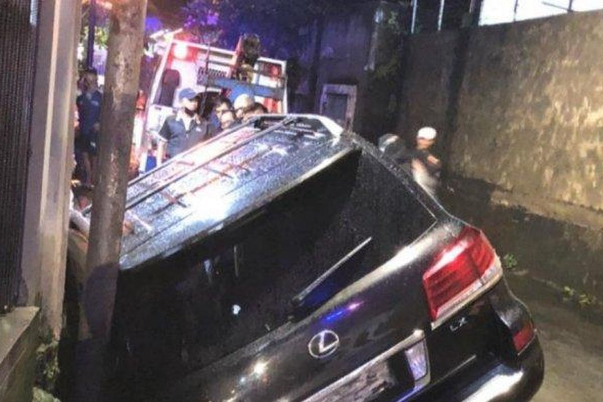 Mobil mewah Lexus yang terperosok di saluran air di Setiabudi, Selasa (5/4/2022) malam. 