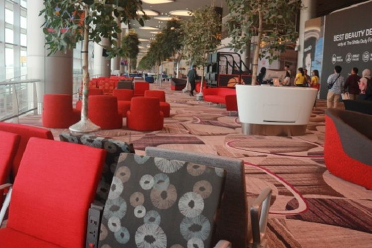 Area ruang tunggu penumpang di Terminal 4 Bandara Changi, Singapura, Selasa (25/7/2017). Terminal 4 Bandara Changi terdiri dari dua lantai, dengan bangunan setinggi 25 meter dan luas tanah kurang lebih sebesar 225.000 meter persegi atau sekitar 27 kali lapangan sepak bola.