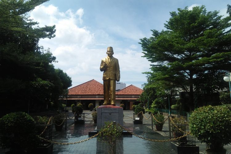 Patung M.H Thamrin menyambut di pintu masuk museum.